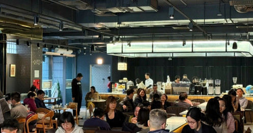 Hà Nội: Xếp hàng ăn phở, uống cà phê 'giải ngấy' ngày Tết