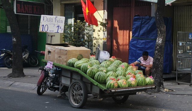 Mùng 4 Tết: Giá trái cây cúng cao, dưa hấu dội chợ