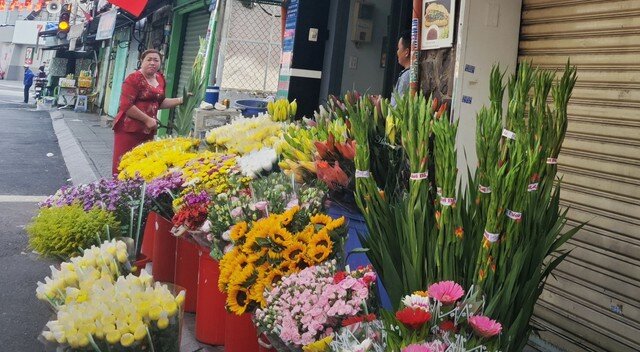Mùng 4 Tết: Giá trái cây cúng cao, dưa hấu dội chợ