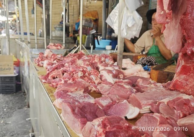 Mùng 4 Tết: Giá trái cây cúng cao, dưa hấu dội chợ