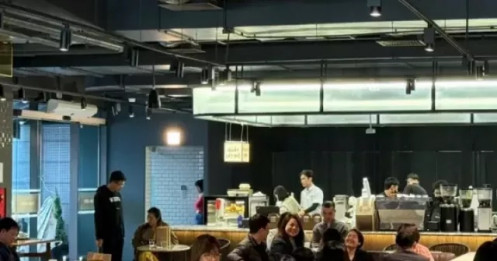 Hà Nội: Xếp hàng ăn phở, uống cà phê 'giải ngấy' ngày Tết