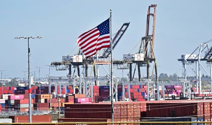 Rắc rối hoàn hàng trăm tỷ USD tiền thuế nhập khẩu của ông Trump