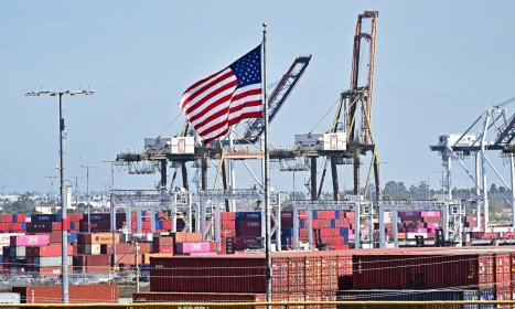Rắc rối hoàn hàng trăm tỷ USD tiền thuế nhập khẩu của ông Trump