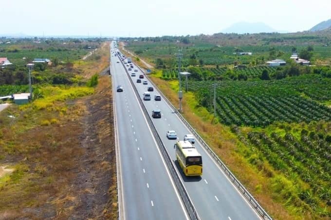 Người dân đổ xô đi du lịch, nhiều tỉnh thành 'thắng đậm' dịp Tết
