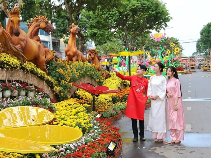 Người dân đổ xô đi du lịch, nhiều tỉnh thành 'thắng đậm' dịp Tết