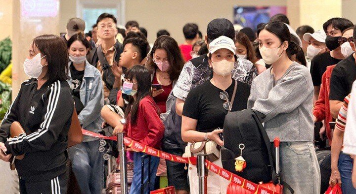 Sau Tết, giá vé may bay chặng Hà Nội - TP.HCM cao ngất ngưởng