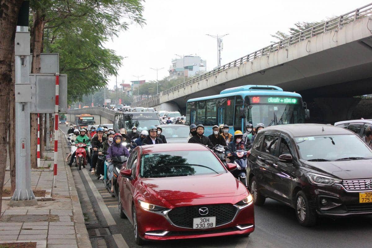 Hà Nội ùn tắc nhẹ ngày đầu đi làm sau Tết Nguyên đán Bính Ngọ 2026