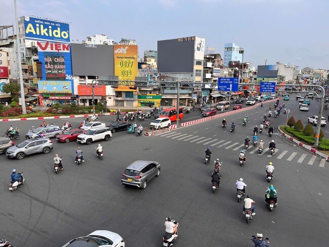 Ngày đầu đi làm sau Tết: "Chuyện lạ" tại hàng loạt điểm nóng giao thông ở TPHCM
