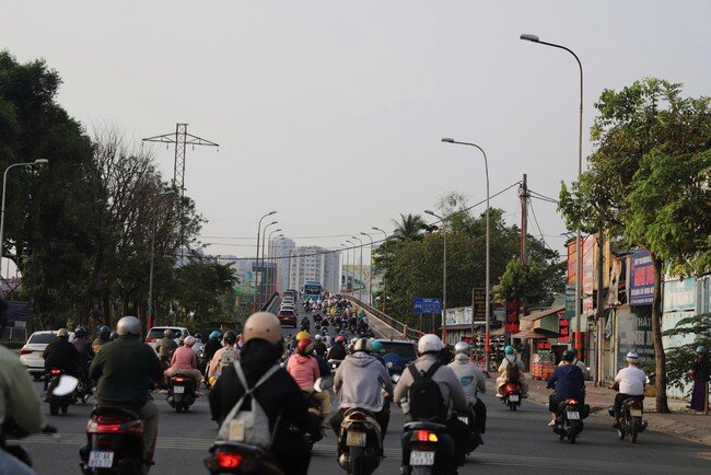 Ngày đầu đi làm sau Tết: "Chuyện lạ" tại hàng loạt điểm nóng giao thông ở TPHCM