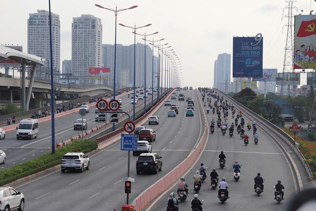 Ngày đầu đi làm sau Tết: "Chuyện lạ" tại hàng loạt điểm nóng giao thông ở TPHCM