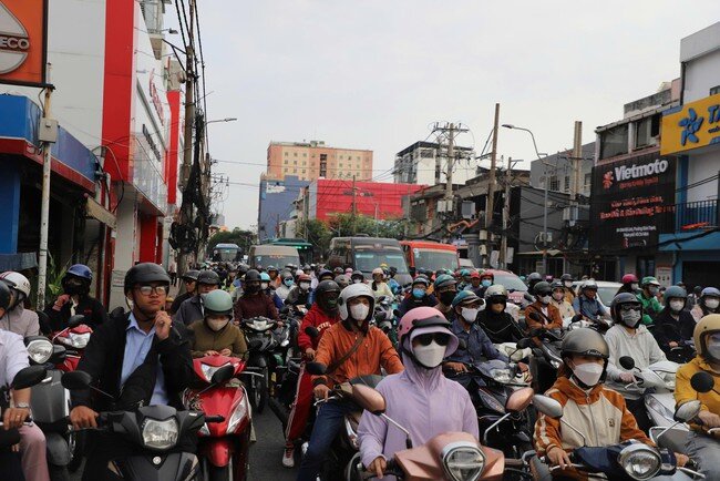 Ngày đầu đi làm sau Tết: "Chuyện lạ" tại hàng loạt điểm nóng giao thông ở TPHCM