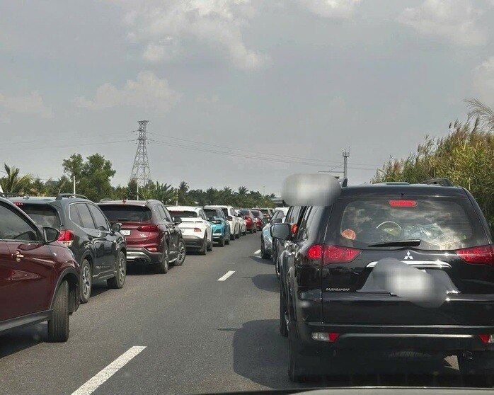 Vì sao tình hình ùn ứ, ùn tắc giao thông cục bộ tiếp tục xảy ra?