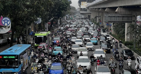 Hà Nội ùn tắc nhẹ ngày đầu đi làm sau Tết Nguyên đán Bính Ngọ 2026