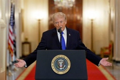 Ông Trump dọa áp thuế cao hơn với các quốc gia “dùng chiêu trò” sau phán quyết của Tòa án Tối cao