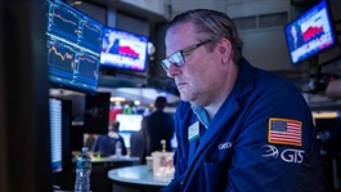 Dow Jones "bốc hơi" hơn 800 điểm giữa lo ngại về thuế quan và AI