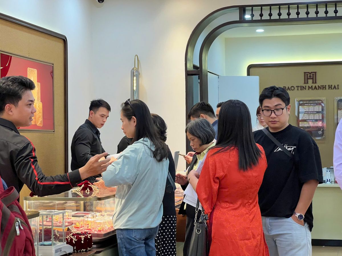 Xếp hàng mua vàng trước ngày vía Thần tài