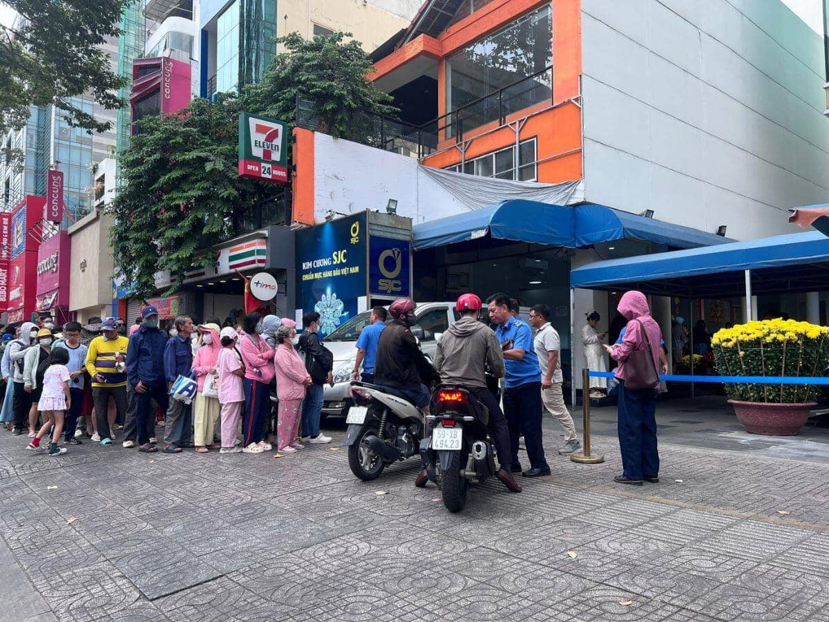 Xếp hàng mua vàng trước ngày vía Thần tài