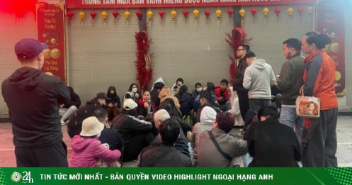 Mùng 8 Tết, sinh viên Hà Nội dậy sớm xếp hàng mua vàng