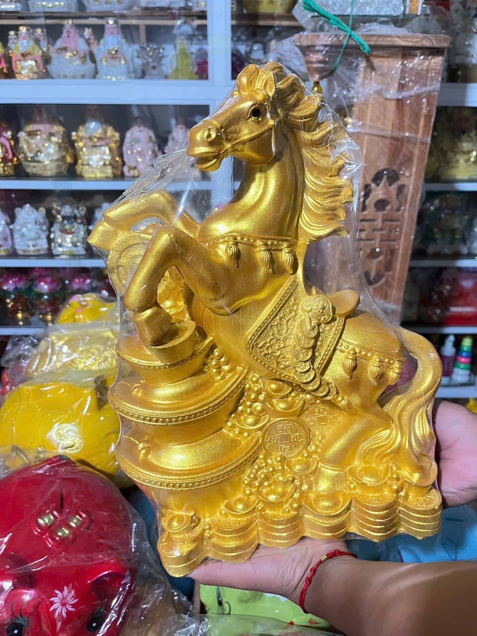 Ngoài vàng bạc, những mặt hàng nào đang “cháy hàng” dịp vía Thần Tài?