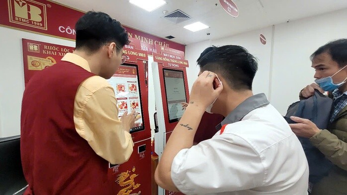 Lần đầu xuất hiện máy mua vàng tự động, chỉ vài thao tác là có vàng mang về