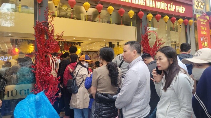 Người dân xếp hàng từ sáng đến trưa chờ mua "bạc ngựa"