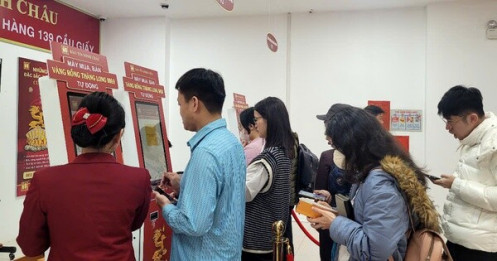 Lần đầu xuất hiện máy mua vàng tự động, chỉ vài thao tác là có vàng mang về