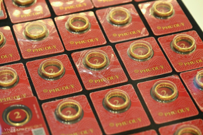 Giá vàng hôm nay: Một số thương hiệu bất ngờ bán ra không giới hạn ngày vía Thần Tài