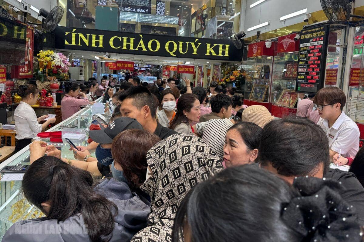 Tiệm vàng ở Đà Nẵng nhộn nhịp ngày vía Thần Tài với nhẫn 5 phân đến 1 chỉ