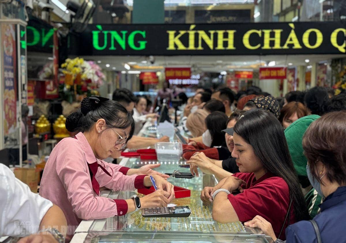Tiệm vàng ở Đà Nẵng nhộn nhịp ngày vía Thần Tài với nhẫn 5 phân đến 1 chỉ
