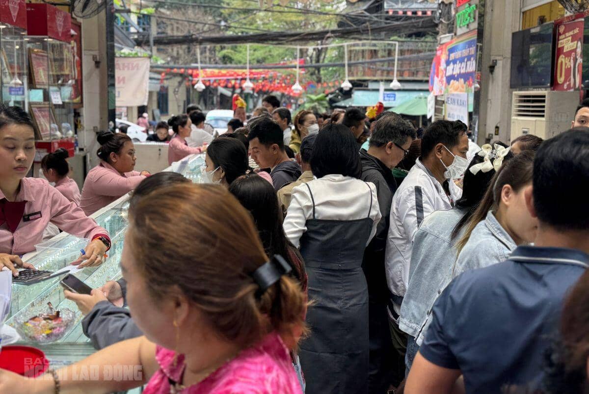 Tiệm vàng ở Đà Nẵng nhộn nhịp ngày vía Thần Tài với nhẫn 5 phân đến 1 chỉ