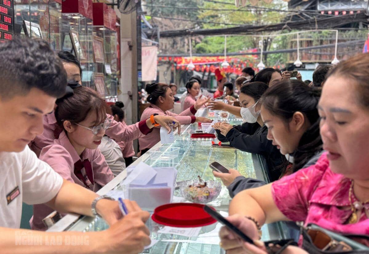 Tiệm vàng ở Đà Nẵng nhộn nhịp ngày vía Thần Tài với nhẫn 5 phân đến 1 chỉ