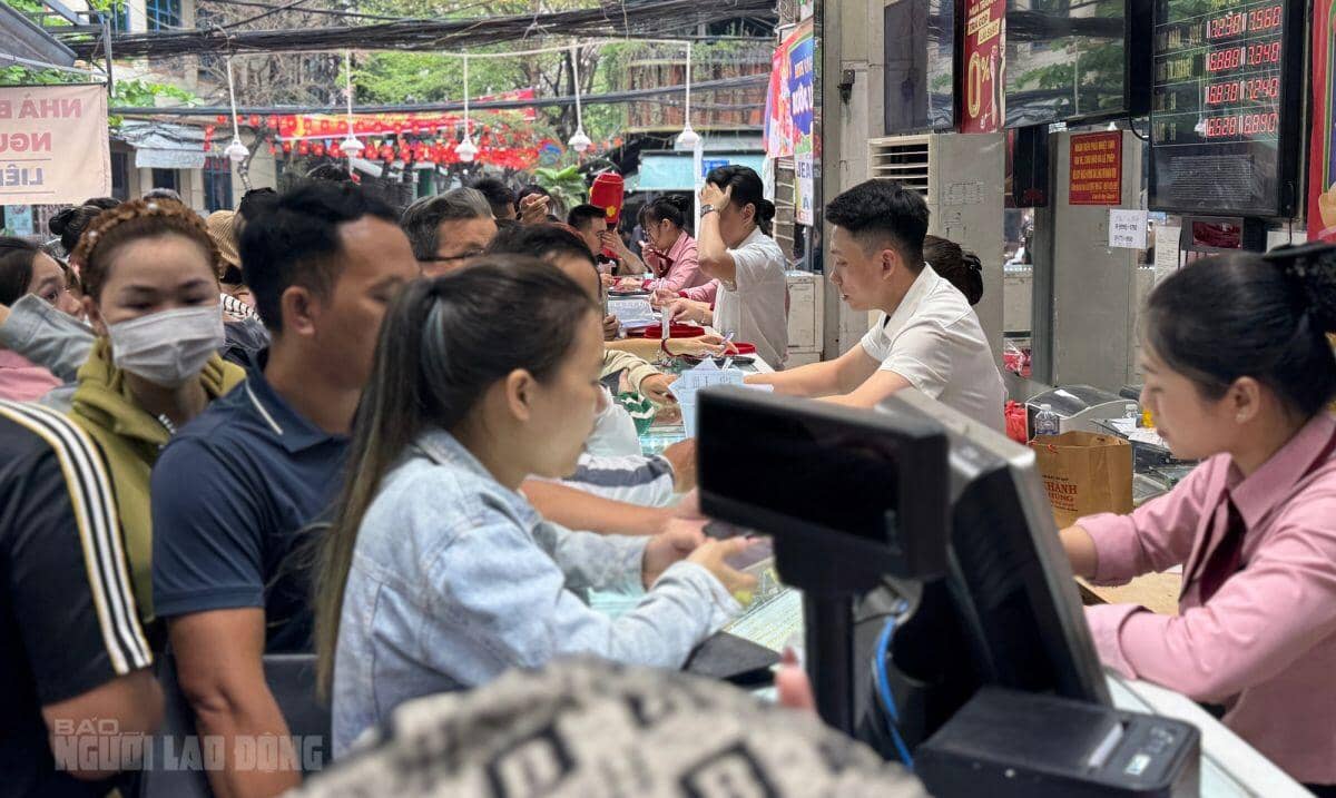 Tiệm vàng ở Đà Nẵng nhộn nhịp ngày vía Thần Tài với nhẫn 5 phân đến 1 chỉ