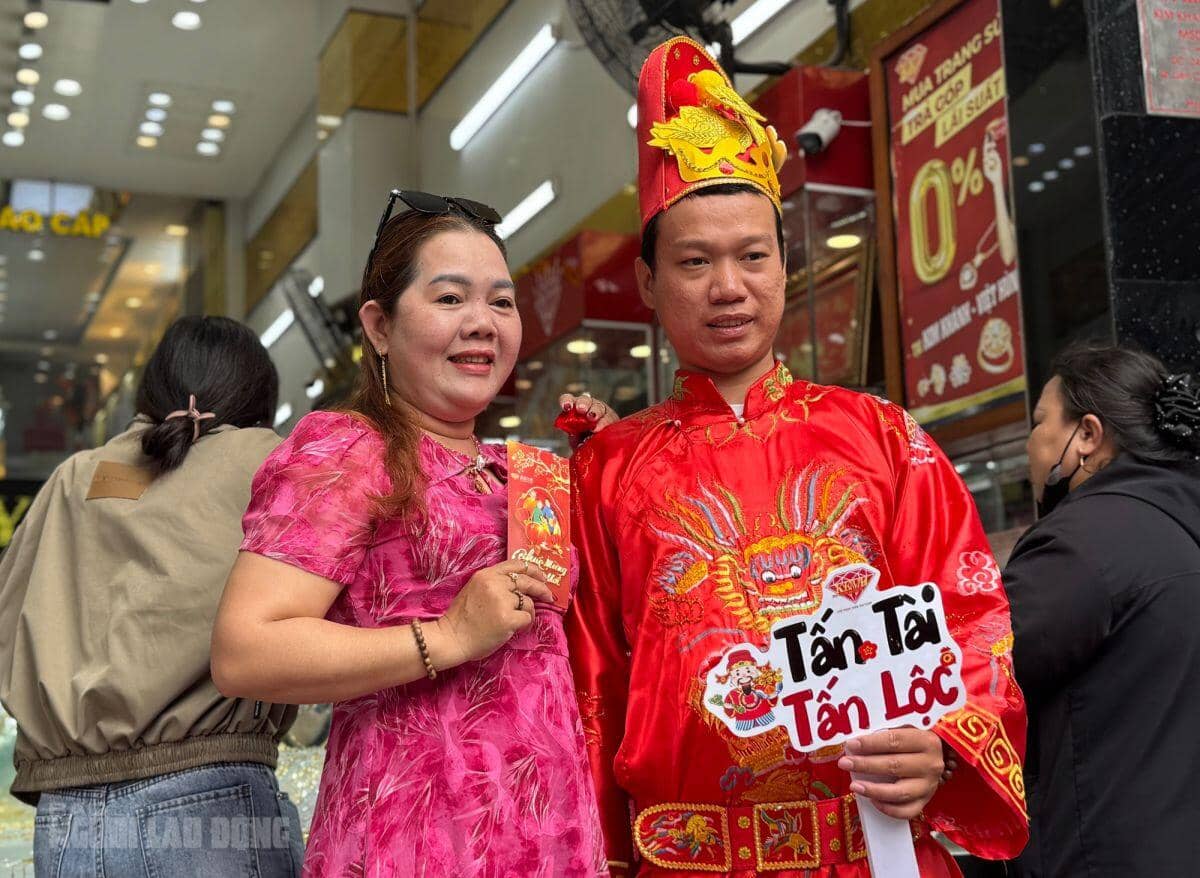 Tiệm vàng ở Đà Nẵng nhộn nhịp ngày vía Thần Tài với nhẫn 5 phân đến 1 chỉ