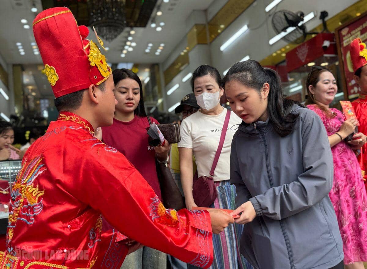 Tiệm vàng ở Đà Nẵng nhộn nhịp ngày vía Thần Tài với nhẫn 5 phân đến 1 chỉ