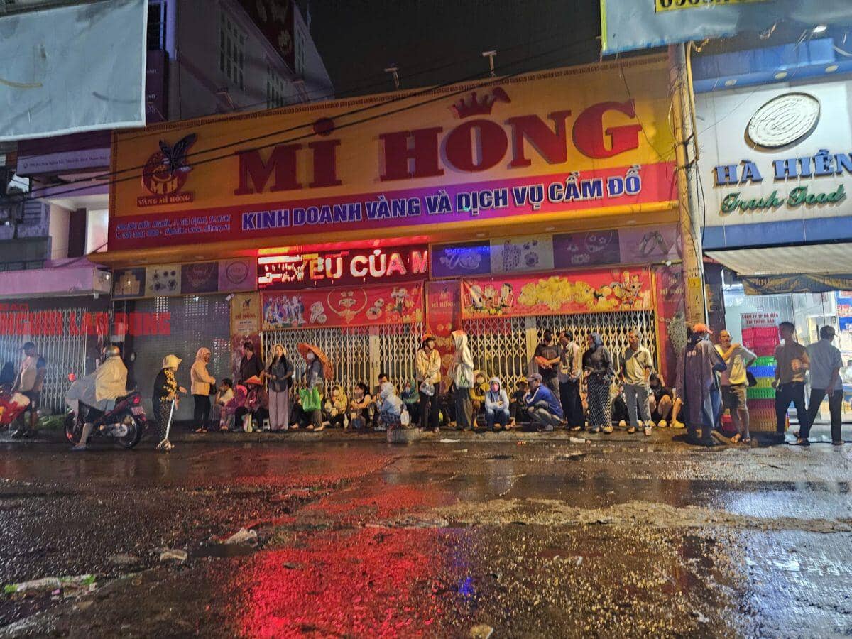 TPHCM: Người dân đội mưa từ 3 giờ sáng xếp hàng mua vàng ngày vía Thần Tài