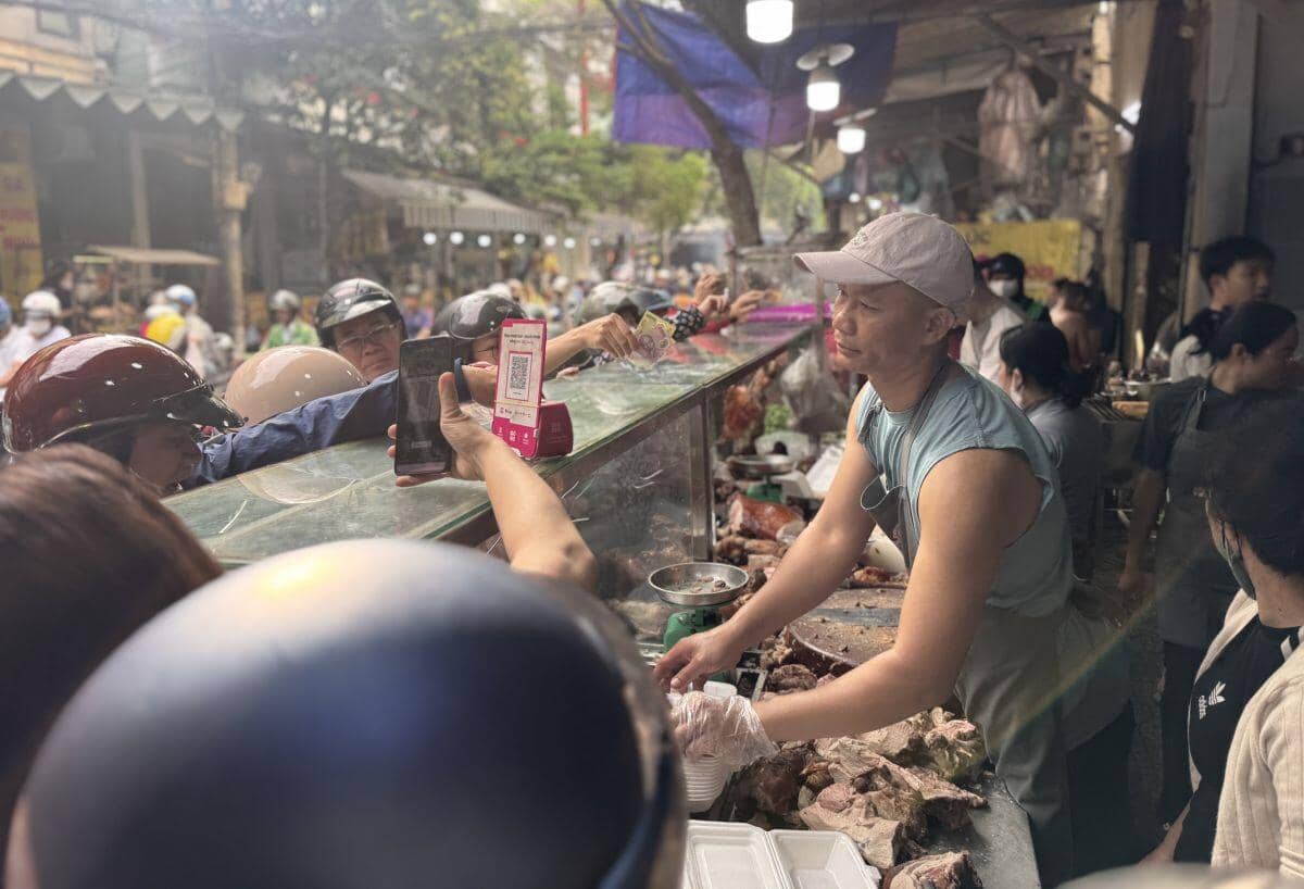 Tiệm vàng ở Đà Nẵng nhộn nhịp ngày vía Thần Tài với nhẫn 5 phân đến 1 chỉ