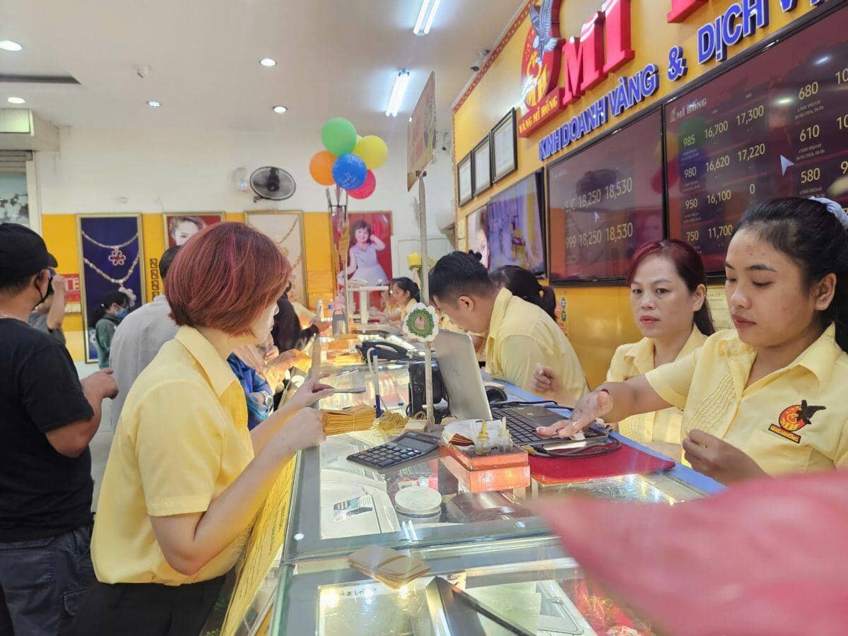 TPHCM: Người dân đội mưa từ 3 giờ sáng xếp hàng mua vàng ngày vía Thần Tài