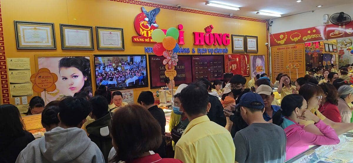 TPHCM: Người dân đội mưa từ 3 giờ sáng xếp hàng mua vàng ngày vía Thần Tài