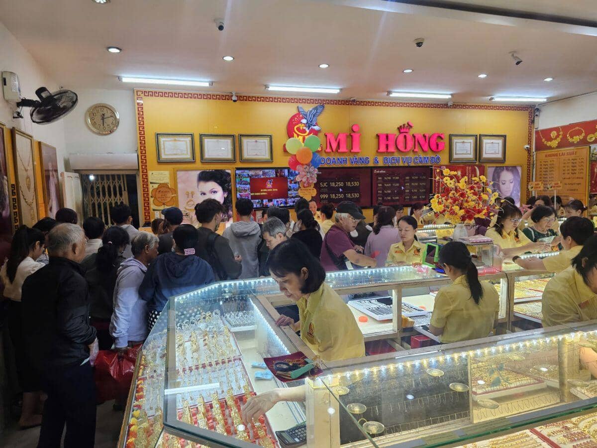 TPHCM: Người dân đội mưa từ 3 giờ sáng xếp hàng mua vàng ngày vía Thần Tài