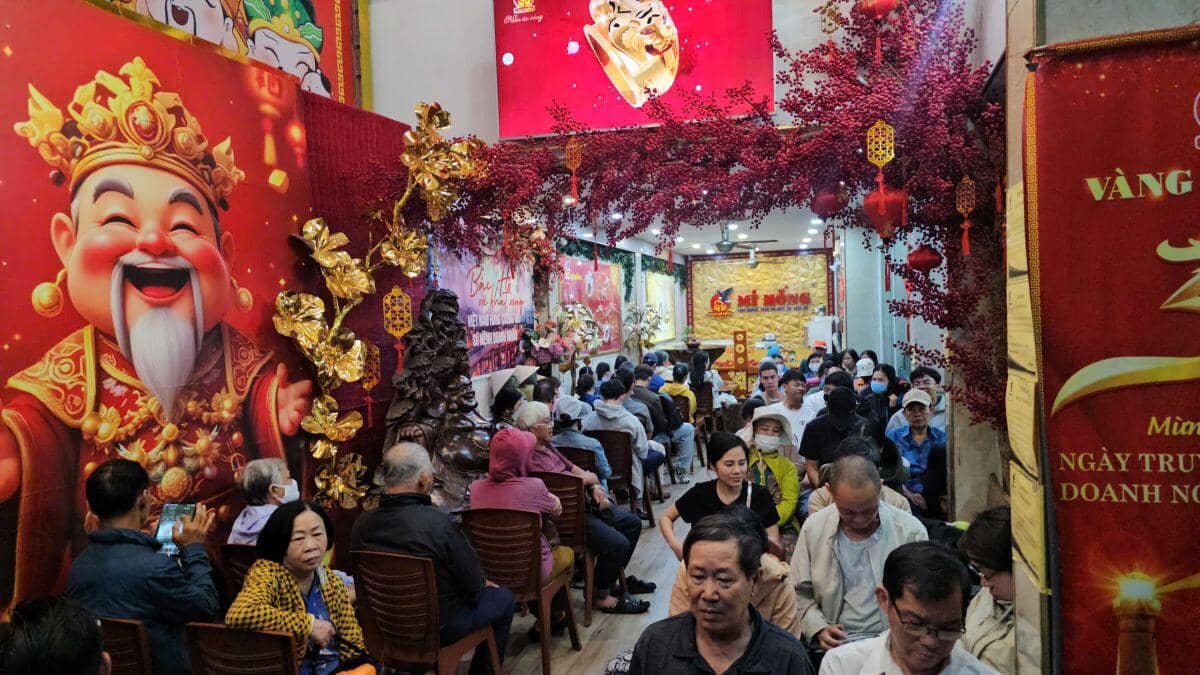 TPHCM: Người dân đội mưa từ 3 giờ sáng xếp hàng mua vàng ngày vía Thần Tài
