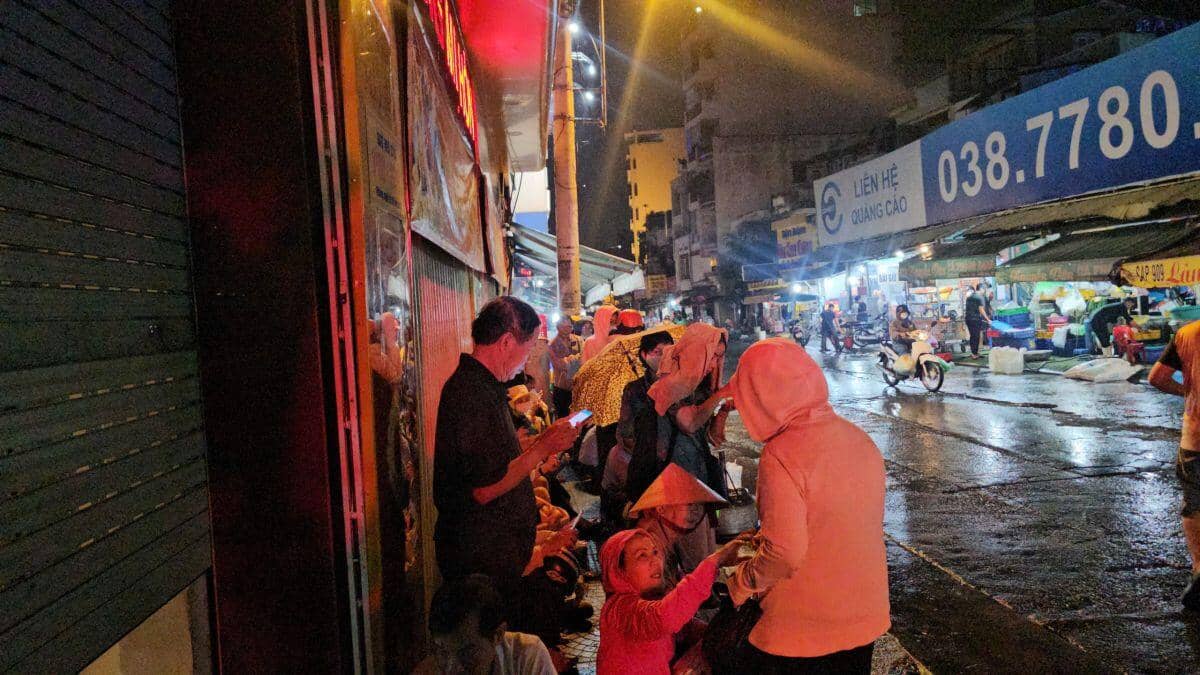 TPHCM: Người dân đội mưa từ 3 giờ sáng xếp hàng mua vàng ngày vía Thần Tài