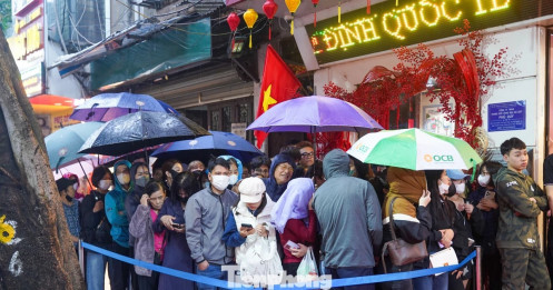 Hà Nội mưa tầm tã cũng không ngăn nổi dòng người đi mua vàng Vía Thần tài