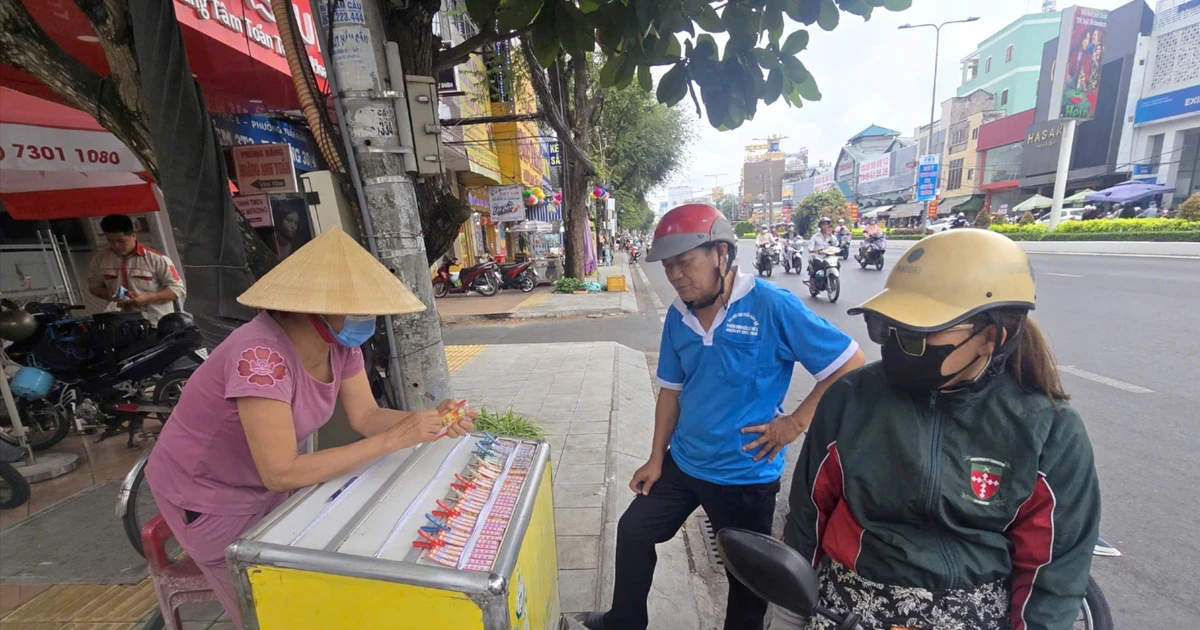 Ngày Vía Thần tài: Tấp nập mua xổ số, cá lóc nướng chốt đơn livestream ầm ầm