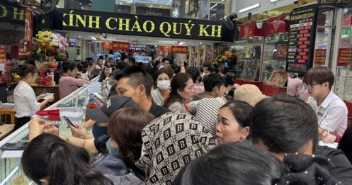Tiệm vàng ở Đà Nẵng nhộn nhịp ngày vía Thần Tài với nhẫn 5 phân đến 1 chỉ