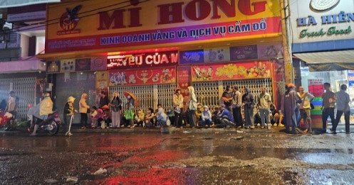 TPHCM: Người dân đội mưa từ 3 giờ sáng xếp hàng mua vàng ngày vía Thần Tài