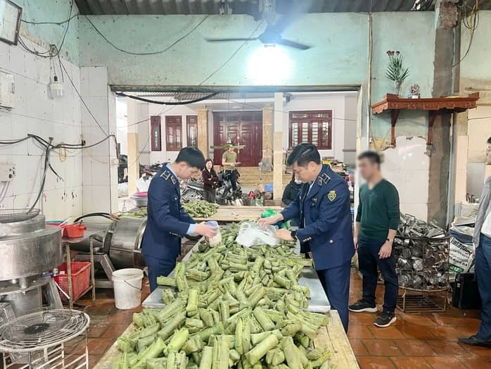 Khởi tố chủ cơ sở sản xuất giò chả chứa hàn the, thu giữ hơn 1,2 tấn