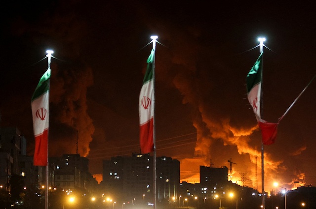 Nguy cơ “điểm nghẽn” Hormuz sau cuộc chiến ở Iran, dầu có thể vượt 100 USD/thùng