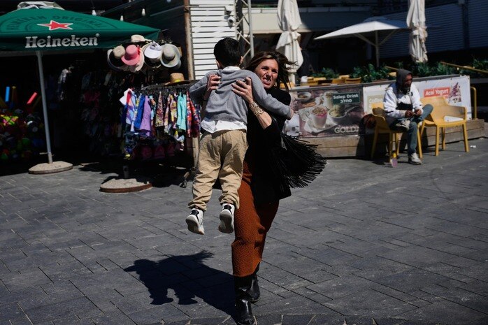 Iran liên tiếp tung đòn đáp trả, áp lực từ Mỹ và Israel tiếp tục gia tăng