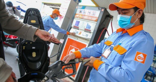 Giá dầu thô tăng vọt vì xung đột tại Trung Đông