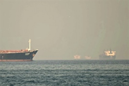 Giá dầu tăng vọt 8% sau khi Iran tuyên bố đóng Eo biển Hormuz